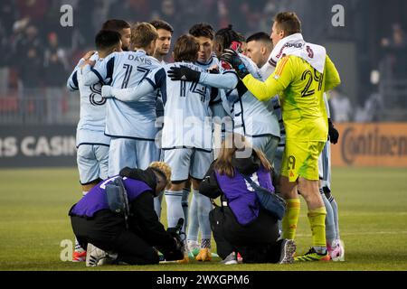 Toronto, Kanada. 30. März 2024. Sporting Kansas City Spieler treffen sich vor dem MLS-Spiel zwischen Toronto FC und Sporting Kansas City im BMO Field. Endergebnis: Toronto FC 1:3 Sporting Kansas City. (Foto von Angel Marchini/SOPA Images/SIPA USA) Credit: SIPA USA/Alamy Live News Stockfoto