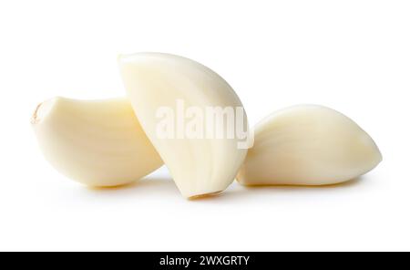 Vorderansicht von Knoblauchzehen oder -Scheiben im Stapel ist auf weißem Hintergrund mit Schnittpfad isoliert. Stockfoto