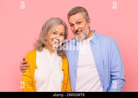 Fröhlicher Senior Mann und Frau in zwangloser Umarmung, Studio Stockfoto