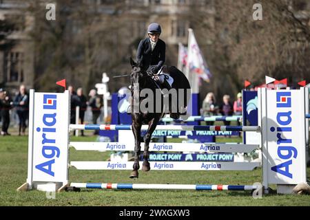 Thoresbury Park, Großbritannien. 30. März 2024. Holly Richardson aus dem Vereinigten Königreich mit Bally Louis während des CCI4*-S Grantham Cup Showjumping beim Thoresby Park International Eventing Spring Carnival am 30. März 2024, Thoresby Park, Vereinigtes Königreich (Foto: Maxime David - MXIMD Pictures) Stockfoto