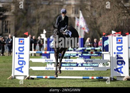 Thoresbury Park, Großbritannien. 30. März 2024. Holly Richardson aus dem Vereinigten Königreich mit Bally Louis während des CCI4*-S Grantham Cup Showjumping beim Thoresby Park International Eventing Spring Carnival am 30. März 2024, Thoresby Park, Vereinigtes Königreich (Foto: Maxime David - MXIMD Pictures) Stockfoto