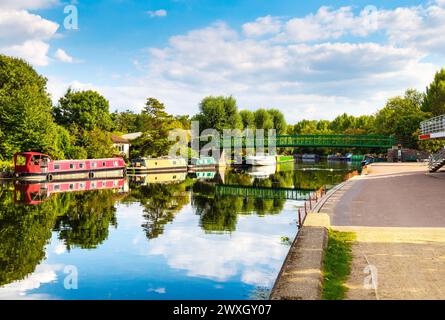 Kanalboote und die High Bridge über den Fluss Lea bei Walthamstow Wetlands, London, England Stockfoto