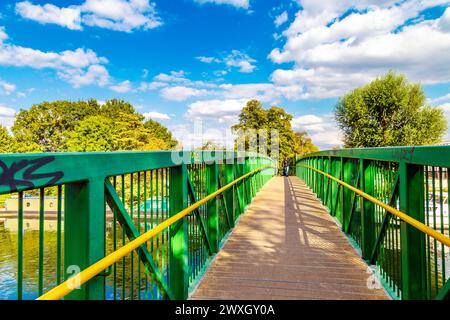 High Bridge über den Fluss Lea in der Nähe des West Warwick Reservoir, Walthamstow Wetlands, London, England Stockfoto