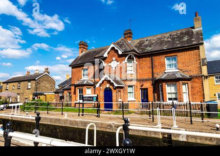 Enfield Lock on the River Lee Navigation Canal and Lock House (1889) – ein ehemaliges Schleusenwärterhaus in Enfield, London, England Stockfoto