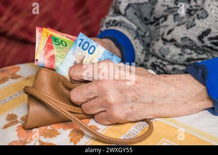 Ein Rentner in der Schweiz zählt Geld, Schweizer Franken - Probleme älterer Menschen, Finanzkonzept Stockfoto