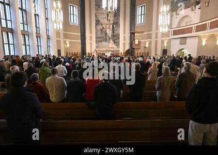 München, Deutschland. 31. März 2024. Ein protestantischer Gottesdienst wird in St. Matthäus-Kirche in der Landeshauptstadt am Ostersonntag. Quelle: Felix Hörhager/dpa/Alamy Live News Stockfoto