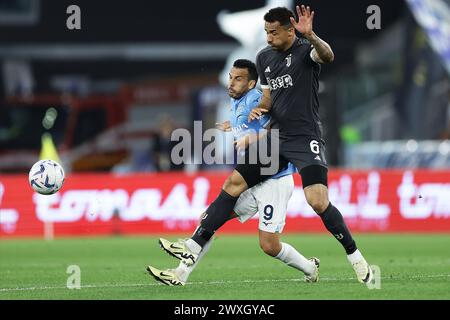 Lazios spanischer Stürmer Pedro tritt am 30. März 2024 im Olimpico-Stadion Roma in Italien gegen Juventus’ brasilianischen Verteidiger Danilo beim Serie A-Fußballspiel zwischen SS Lazio und Juventus in den Kampf um den Ball. Stockfoto