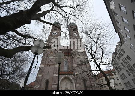 München, Deutschland. 31. März 2024. Am Ostersonntag findet in der Kathedrale ein katholischer Gottesdienst statt. Quelle: Felix Hörhager/dpa/Alamy Live News Stockfoto