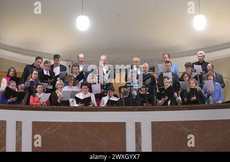 München, Deutschland. 31. März 2024. Ein Kirchenchor singt bei einem protestantischen Gottesdienst in St. Matthäus Kirche am Ostersonntag. Quelle: Felix Hörhager/dpa/Alamy Live News Stockfoto