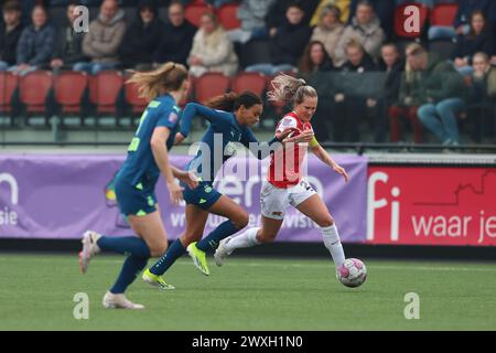 Wijdewormer, Niederlande. 31. März 2024. WIJDEWORMER, NIEDERLANDE - MÄRZ 31: Desiree van Lunteren Aanvoerder von AZ, Sara Thrige von PSV während des niederländischen Azerion Women's Eredivisie Matches zwischen AZ Alkmaar und PSV im AFAS Trainingskomplex am 31. März 2024 in Wijdewormer, Niederlande. (Foto von Gerard Spaans/Orange Pictures) Credit: Orange Pics BV/Alamy Live News Stockfoto