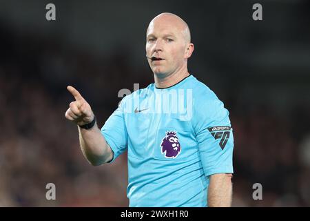 London, Großbritannien. 30. März 2024. Schiedsrichter Simon Hooper während des Premier League-Spiels im Gtech Community Stadium, London. Der Bildnachweis sollte lauten: Paul Terry/Sportimage Credit: Sportimage Ltd/Alamy Live News Stockfoto