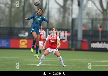 Wijdewormer, Niederlande. 31. März 2024. WIJDEWORMER, NIEDERLANDE - MÄRZ 31: Desiree van Lunteren Aanvoerderin von AZ, Nina Nijstad von PSV während des niederländischen Azerion Women's Eredivisie Matches zwischen AZ Alkmaar und PSV am AFAS Trainingskomplex am 31. März 2024 in Wijdewormer, Niederlande. (Foto von Gerard Spaans/Orange Pictures) Credit: Orange Pics BV/Alamy Live News Stockfoto