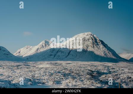 Die schneebedeckte Buachaille Etive Mor, ein berühmter Berg im schottischen Hochland Stockfoto