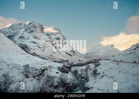 Zwei schneebedeckte Gipfel der Three Sisters Mountains im schottischen Hochland Glencoe Stockfoto