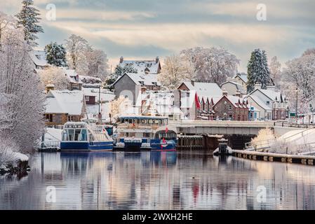 Das Dorf Fort Augustus am Ufer des Loch Ness im schottischen Hochland, mit Schnee bedeckt Stockfoto