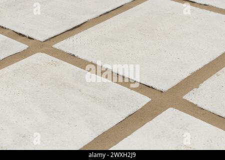 Großer Großer Weißer Stein Mosaik Boden Fliesen Sand Textur Hintergrund Diagonale Muster Linien Streifen. Stockfoto