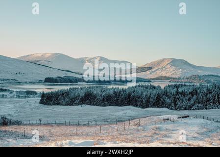 Loch Tulla und schneebedeckte Berge im schottischen Hochland, von einem Aussichtspunkt auf der A82 Stockfoto