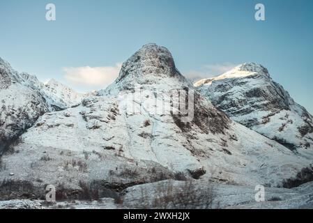 Der Gipfel des Gearr Aonach, die Mitte der Three Sisters Mountains, bedeckt mit Schnee (Scottish Highlands) Stockfoto