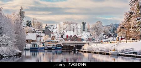 Ein Panoramablick auf das schneebedeckte Fort Augustus, ein Dorf am Ufer des Loch Ness im schottischen Hochland Stockfoto