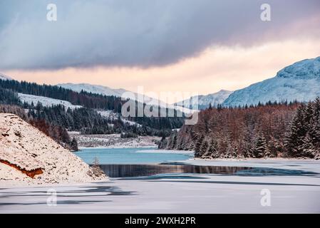 Gefrorener Laggan-Staudamm in den schottischen Highlands bei Sonnenuntergang Stockfoto