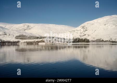 Schneebedeckte Hügel am Ufer des Loch Linhe entlang des West Highland Way in den Scottish Highlands Stockfoto