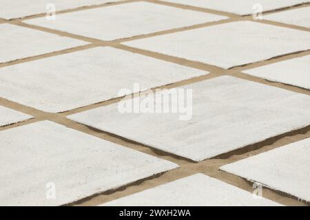 Weißer Stein Mosaik Bodenfliese Sand Textur Hintergrund Diagonale Muster Linien Streifen. Stockfoto