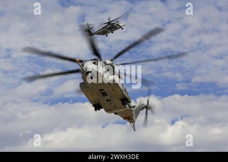 Beide Generationen des Schwerhubschraubers der Marine Corp – der CH-53E Super Hengst und der CH-53K King Hengst – sind in der Luft Stockfoto