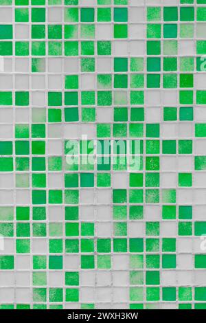 Keramik Grün Weiß Mosaik Fliesen Quadratische Farbe Wand Textur Hintergrund Badezimmer Wc Boden Badewanne. Stockfoto