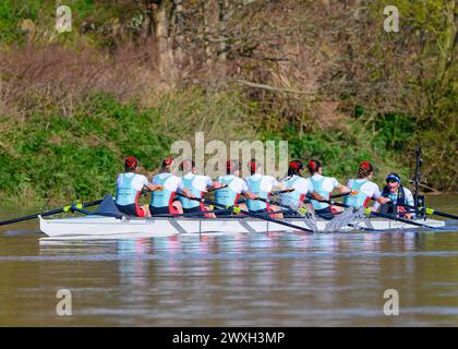 Samstag, 30. März 2024 Oxford/Cambridge Boat Race. Die Cambridge Frauenmannschaft nähert sich der Ziellinie und gewinnt das 78. Gemini Women's Boat Race. Stockfoto