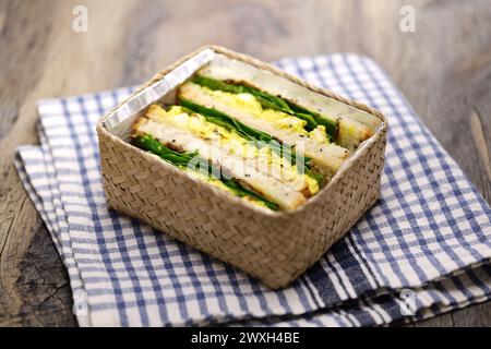 Hausgemachtes Krönungs-Hühnchen-Sandwich in Lunchbox, britische Küche Stockfoto