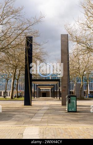 Straßenszene - ein öffentlicher Bereich am Midsummer Boulevard in Milton Keynes, Großbritannien Stockfoto