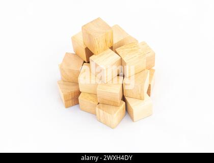 Quadratische Holzblöcke häufen sich isoliert auf weißem Hintergrund Stockfoto