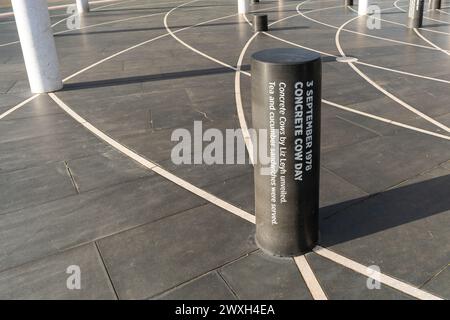 The Milton Keynes Rose - eine Skulptur und Ort für Gedenkveranstaltungen und Gemeindefeiern im Campbell Park, Milton Keynes, Großbritannien Stockfoto