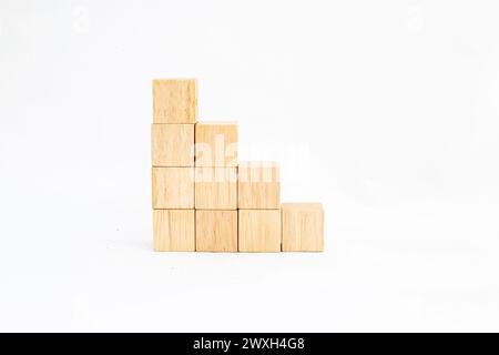 Gestapelte Holzwürfel bilden eine ansteigende Treppe nach links, isoliert auf weißem Hintergrund. Leerer Cubes Platz für Text. Stockfoto