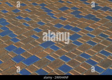 Blau Braun Farbe Diagonale Muster Linien Streifen Pflastersteinboden Oberfläche Straße Straße Stadt Textur Hintergrund Fliese. Stockfoto