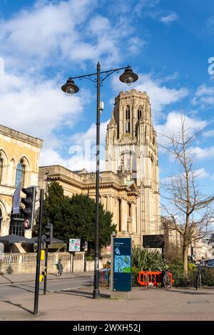 Das Clifton Triangle Gebiet der Stadt Bristol, Großbritannien, einschließlich des Wahrzeichens Wills Memorial Building Tower, Teil der Universität Stockfoto