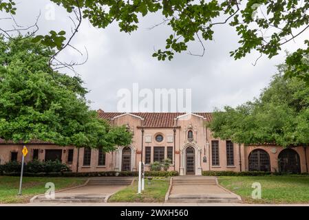 Das 1927 erbaute Gebäude im spanischen Kolonialstil mit zwei getrennten, aber gleichen Eingängen war bis 1952 ein Bahndepot in McAllen, Texas, USA. Stockfoto