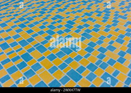 Bunte helle Pflasterplatten Gelb und Blau Hintergrund Boden Stadt Straße Textur Straßenfliese. Stockfoto