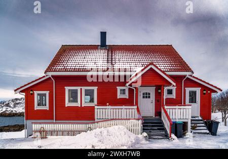 Lofoten Henningsvaer Hafen und rote Häuser, Norwegen Stockfoto