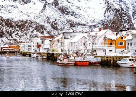 Lofoten Henningsvaer Hafen und rote Häuser, Norwegen Stockfoto