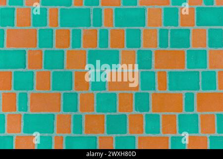 Blick von oben auf Steinmosaik Pflasterplatten Farbe orange und aquamarine Textur Hintergrund Stadtstraße Struktur. Stockfoto