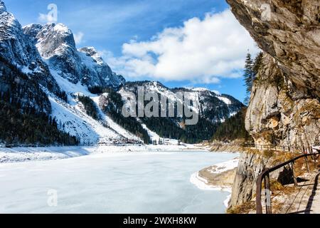 Gefrorener See umgeben von hohen Bergen in einer abgelegenen Bergkette Stockfoto