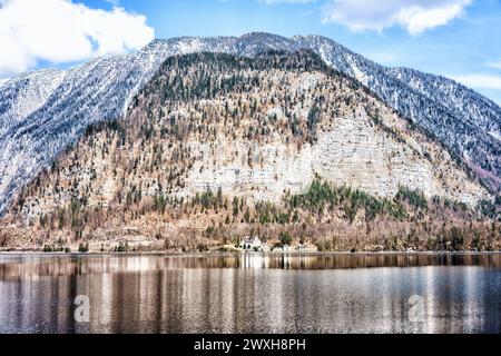 Malerische Berglandschaft, die sich auf dem Wasser spiegelt, in der Nähe eines großen Gewässers Stockfoto