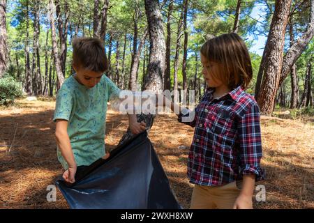 Kinder sammeln Müll aus dem Wald Stockfoto