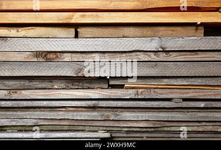 Stapel Holzstangen. Holzverarbeitung. Stapel Kiefernholzplatten Stockfoto