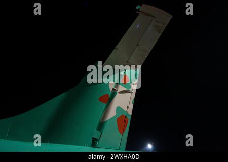 Nahaufnahme des vertikalen Stabilisators einer ukrainischen Fluggesellschaft Windrose Airlines ATR 72-600, die nachts in Lemberg parkte Stockfoto