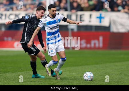 ZWOLLE, Mac3Park Stadium, 31-03-2024, Saison 2023 / 2024, Dutch Eredivisie. Während des Spiels PEC - Ajax, Endergebnis 1:3, Ajax Spieler Benjamin Tahirovic PEC Zwolle Spieler Younes Namli Stockfoto