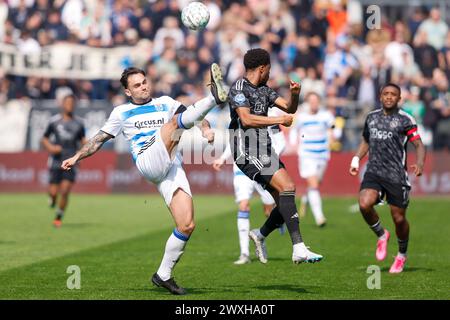 ZWOLLE, Mac3Park Stadium, 31-03-2024, Saison 2023 / 2024, Dutch Eredivisie. Während des Spiels PEC - Ajax, Endergebnis 1:3, PEC Zwolle Spieler Sam Kersten Ajax Spieler Chuba Akpom Stockfoto