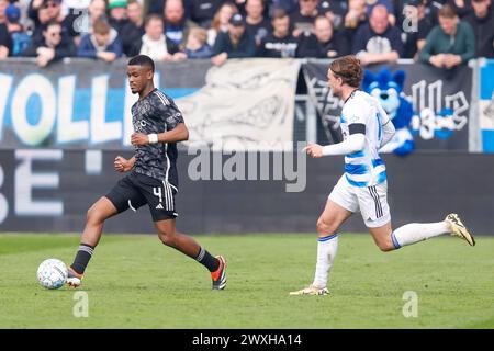 ZWOLLE, Mac3Park Stadium, 31-03-2024, Saison 2023 / 2024, Dutch Eredivisie. Während des Spiels PEC - Ajax, Endergebnis 1:3, Ajax Spieler Jorrel Hato PEC Zwolle Spieler Ody Velanas Stockfoto