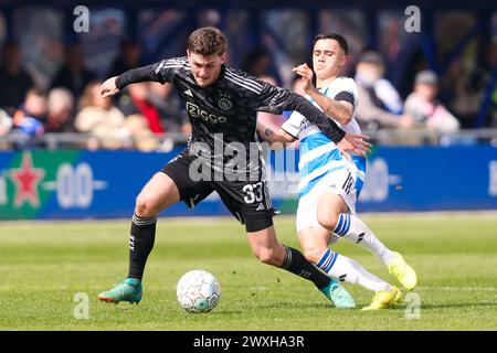 ZWOLLE, Mac3Park Stadium, 31-03-2024, Saison 2023 / 2024, Dutch Eredivisie. Während des Spiels PEC - Ajax, Endergebnis 1:3, Ajax Spieler Benjamin Tahirovic PEC Zwolle Spieler Eliano Reijnders Stockfoto